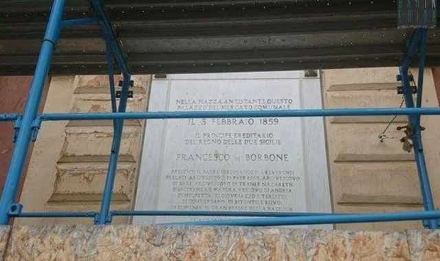 Quella targa che celebra l'incontro barese tra l'ultimo re borbone e la sorella di 